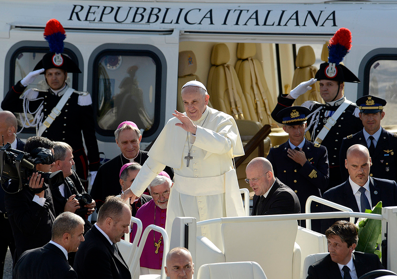 Illustration for article titled The Pope Will Fly Aboard VH-3D "Marine One" Choppers While In New York